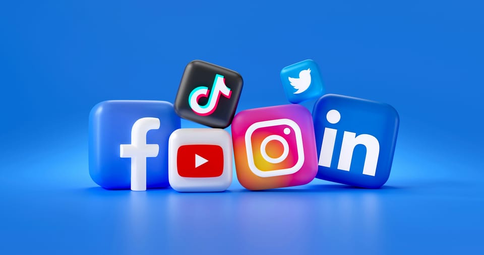 Cum să te prezinți pe social media (fără să fii cringe)